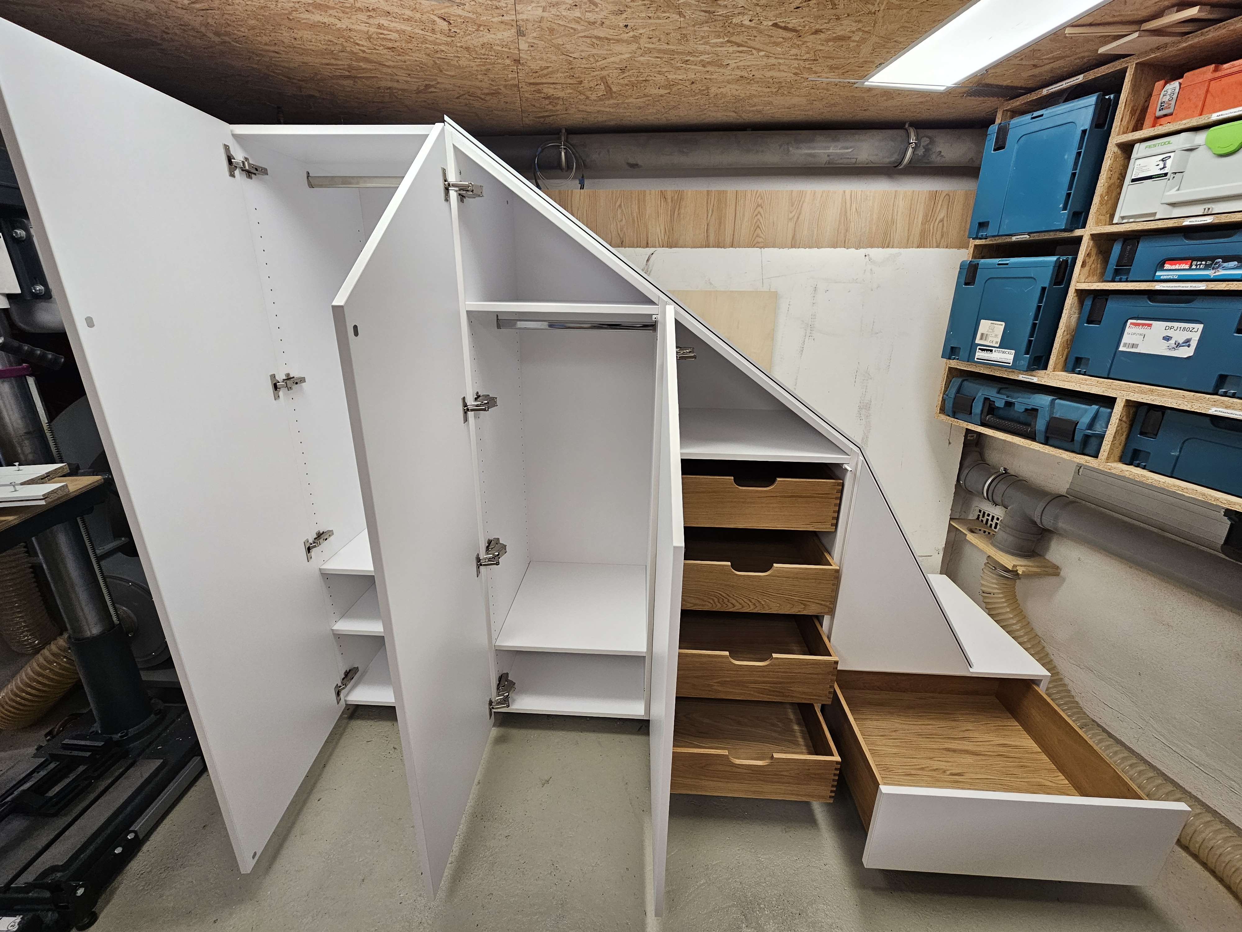 Treppenschrank